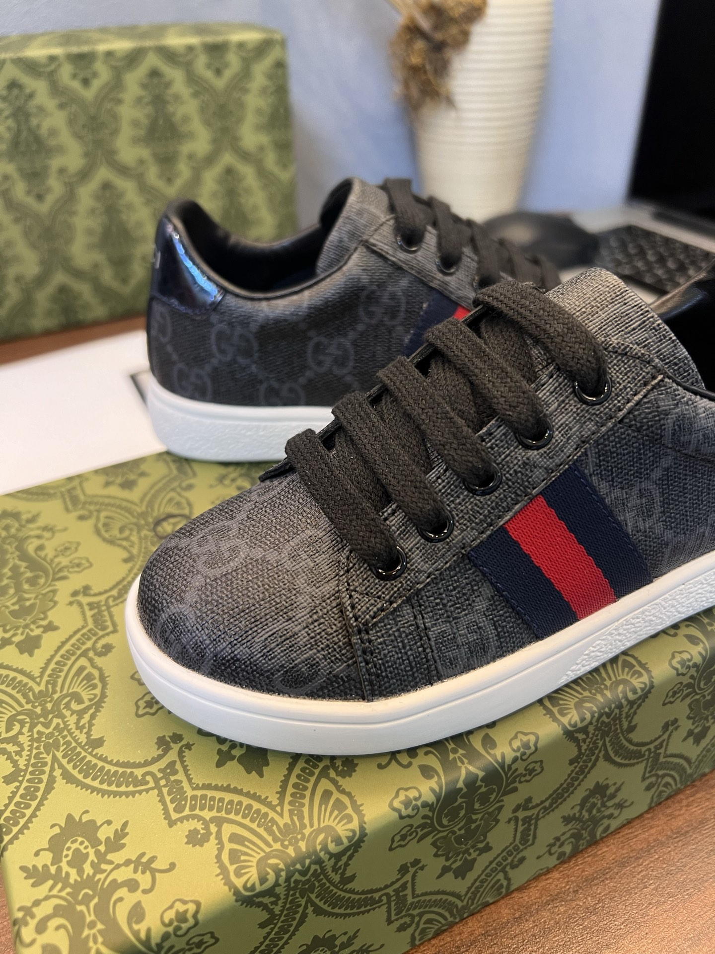 Children's shoes child